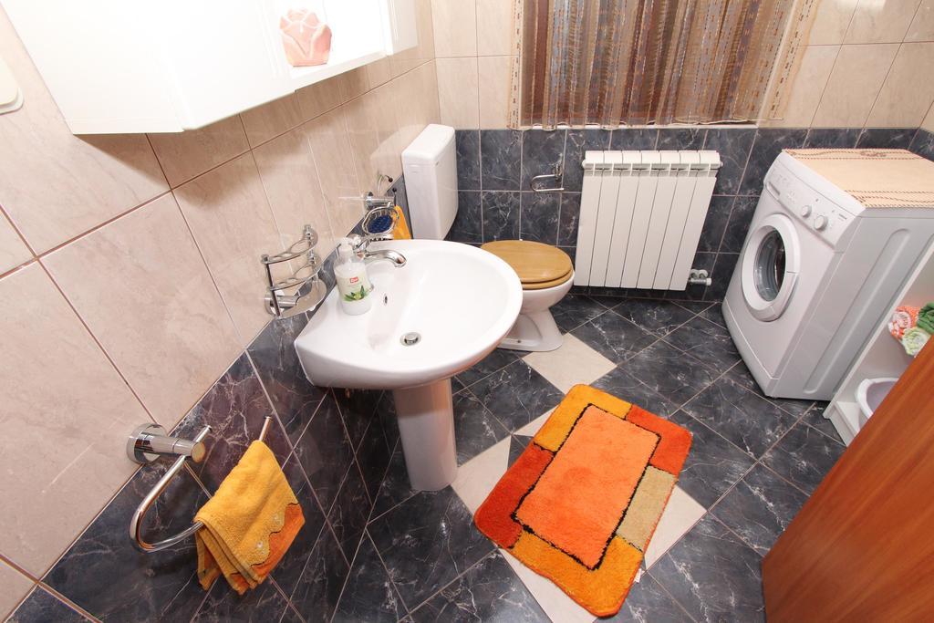 Rooms And Apartment Sanja Ровин Екстериор снимка